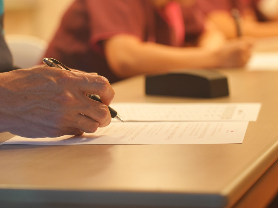 テストの時の手元のペンを持って回答に書き込んでいる様子