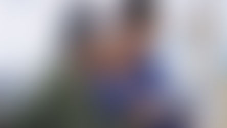 タブレットを見ながら談笑する看護師と利用者