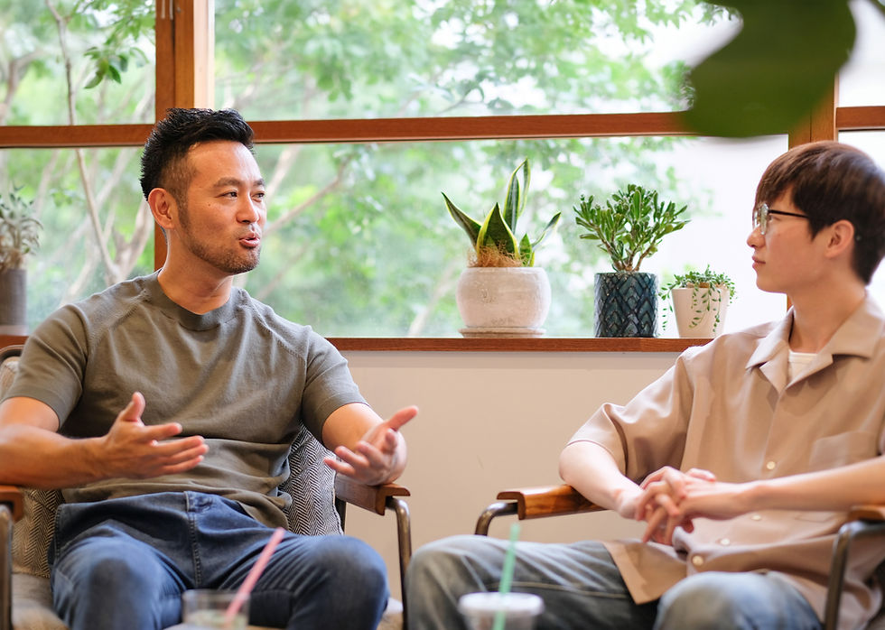 中年男性二人が対面で話し合う