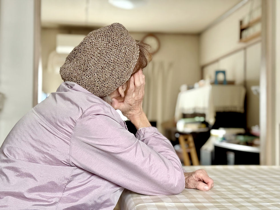 痛みに悩む高齢女性