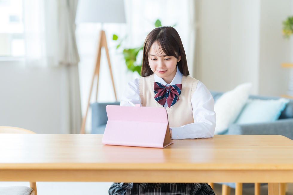 タブレットで学習中の女子学生