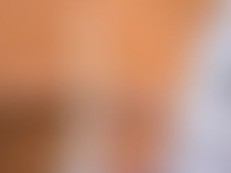 人体模型の股関節部分を指す医師の手元