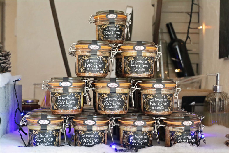 Huilerie Sainte-Anne, Moulin de Grasse depuis 1706. Production d'huiles d'olive traditionnelles et infusées. Trituration. Visite du Moulin, dégustation. Boutique épicerie fine salée et sucrée, alcools, bois d'olivier, art de la table, beauté et bien-être, fûts en inox…