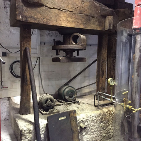 Photo de l'Huilerie Sainte-Anne, Moulin de Grasse depuis 1706. Production d'huiles d'olive traditionnelles et infusées. Trituration. Visite du Moulin, dégustation. Boutique épicerie fine salée et sucrée, alcools, bois d'olivier, art de la table, beauté et bien-être, fûts en inox…