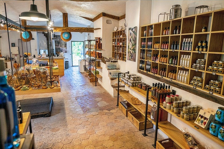 Photo de l'Huilerie Sainte-Anne, Moulin de Grasse depuis 1706. Production d'huiles d'olive traditionnelles et infusées. Trituration. Visite du Moulin, dégustation. Boutique épicerie fine salée et sucrée, alcools, bois d'olivier, art de la table, beauté et bien-être, fûts en inox…