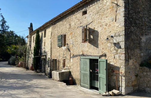 Photo de l'Huilerie Sainte-Anne, Moulin de Grasse depuis 1706. Production d'huiles d'olive traditionnelles et infusées. Trituration. Visite du Moulin, dégustation. Boutique épicerie fine salée et sucrée, alcools, bois d'olivier, art de la table, beauté et bien-être, fûts en inox…