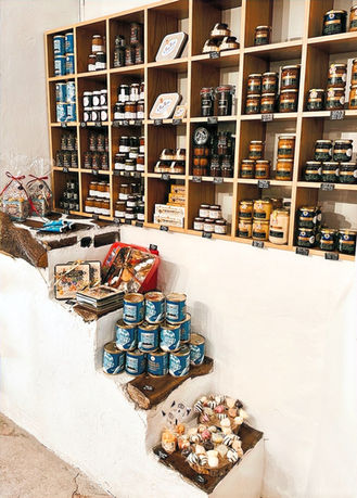 Photo de l'Huilerie Sainte-Anne, Moulin de Grasse depuis 1706. Production d'huiles d'olive traditionnelles et infusées. Trituration. Visite du Moulin, dégustation. Boutique épicerie fine salée et sucrée, alcools, bois d'olivier, art de la table, beauté et bien-être, fûts en inox…