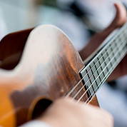Uomo che gioca chitarra