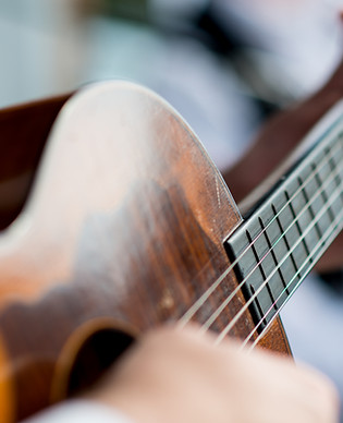 Mężczyzna gra na gitarze
