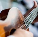 Man spielt Gitarre