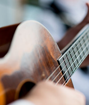L'homme jouant de la guitare