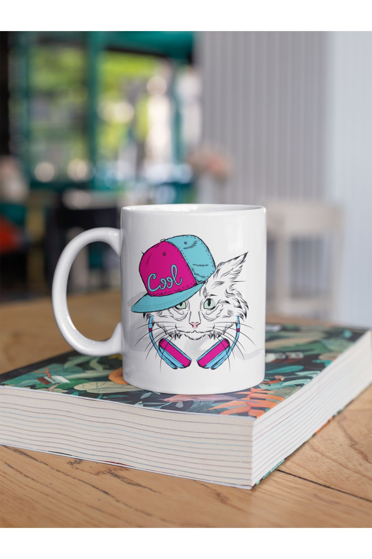 Kedi Renkli Şapkalı ve Kulaklık Baskılı Kupa Beyaz Porselen Mug