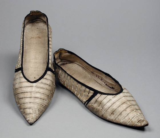 Flat silk slipper