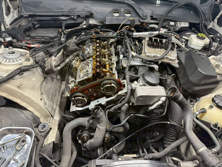 BMW保養案例分享：搖臂蓋墊片與機油芯座墊片滲漏原因解析、常見症狀與專業更換重點，避免油味、抖動與皮帶損壞，維持引擎乾爽穩定。