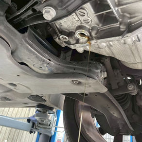 福斯大保養不只是換機油，還包含火星塞、空氣濾芯、煞車來令片、煞車碟盤、皮帶與電瓶檢查更換。本文以實際案例解析福斯大保養流程、常見症狀與保養重點。