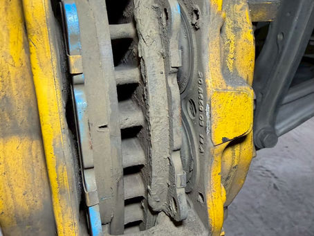 特斯拉煞車為何會出現異音？本篇透過實際維修案例解析特斯拉煞車系統，包含碟盤研磨、煞車片更換與油管檢查，帶你了解電動車煞車保養關鍵。