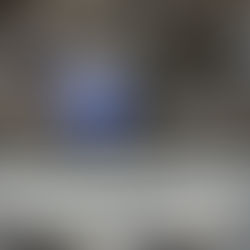 賓士保養不能只看機油週期，當前後來令磨耗、四三角架膠套老化、李子串鬆動時，會直接影響煞車手感與底盤穩定。本文以實際案例解析賓士小保養與底盤維修重點。