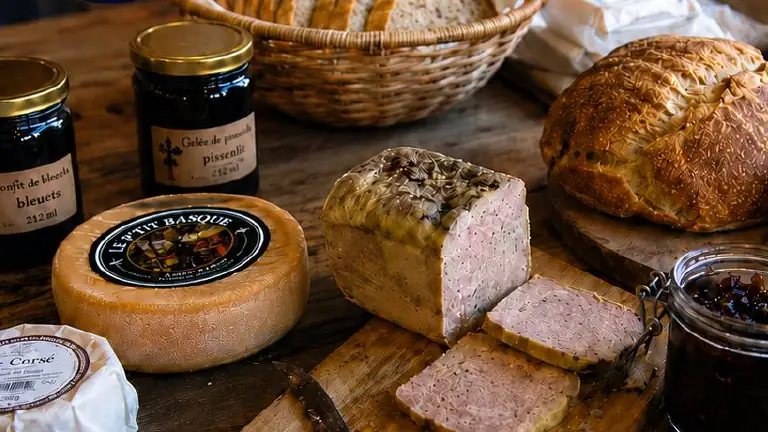 Fromages, pain, terrines et confitures de producteurs de la région