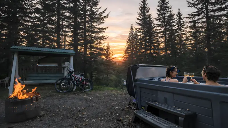 Spa privé au coucher du soleil, feu allumé et vélos appuyés