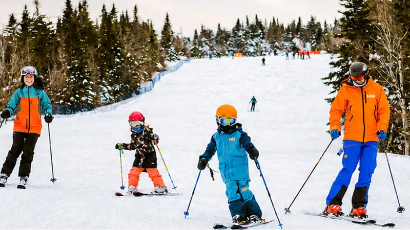 Une famille en ski alpin au Mont-Sainte-Anne