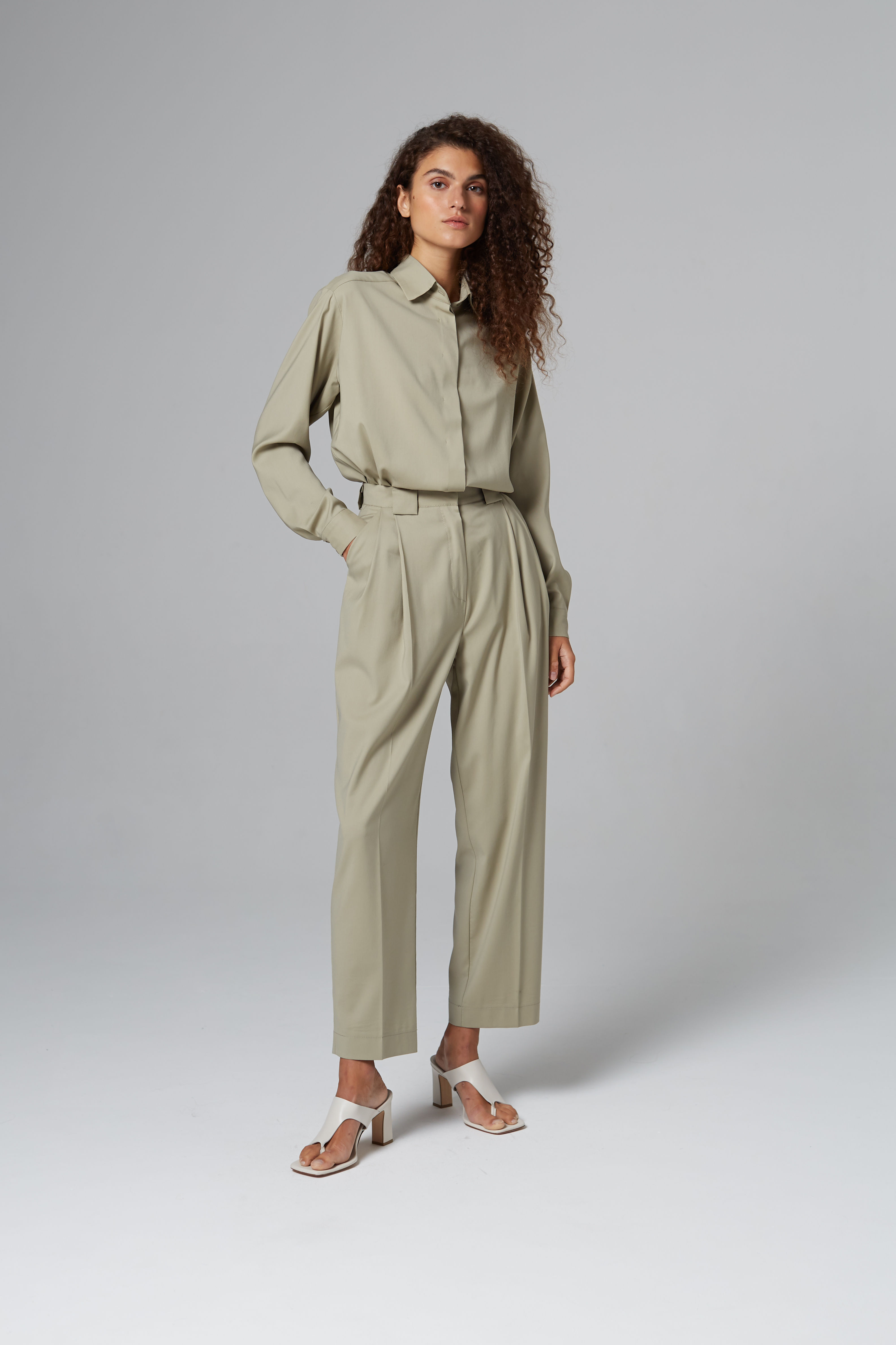 Брюки-бананы из тонкой шерсти