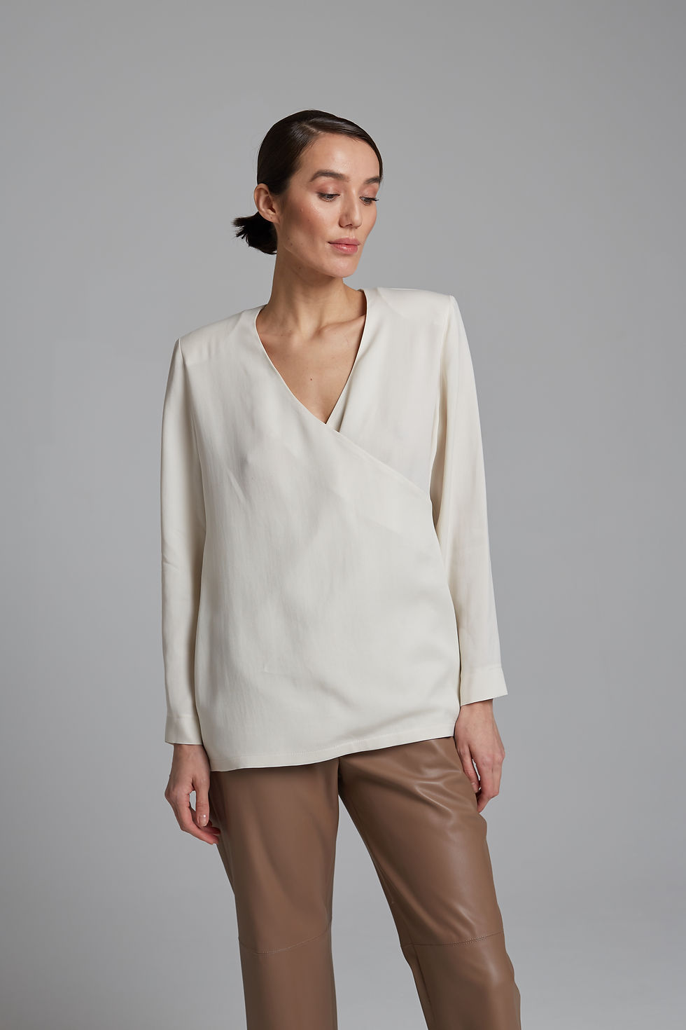 Миниатюра: Блуза на запахе с графичными плечами