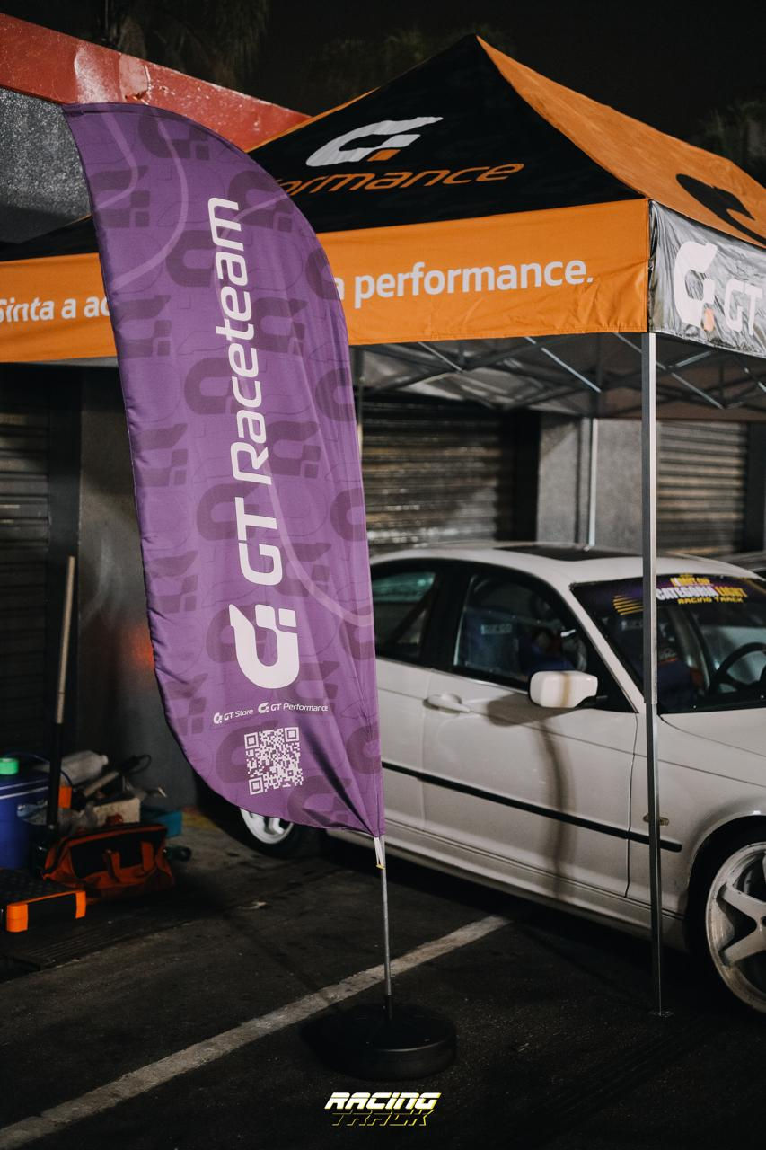 Bandeira da GT Raceteam, Tenda da GT Performance e E46 Sedan Turbo preparada de competição de drift.