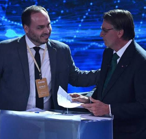 Carlos Bolsonaro mira o Senado e pode escolher Balneário Camboriú como novo endereço