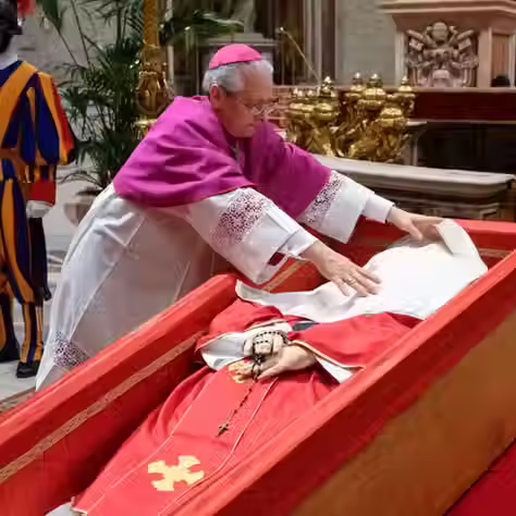 Velorio do Papa Francisco chega ao fim no Vaticano