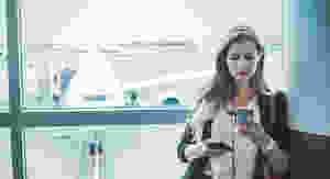 Donna in aeroporto
