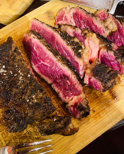 Côte de bœuf grillée, plat généreux et convivial à la carte du restaurant Au Petit Marquis à Versailles