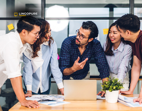 Học viên và giảng viên tham gia buổi học nhóm Tiếng Anh Thương Mại CEFR tại LingoPure ở Việt Nam