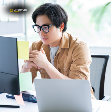 Nhân viên IT Việt Nam mỉm cười học tiếng Anh CEFR tại LingoPure để cải thiện giao tiếp công việc.