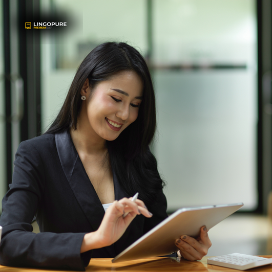 Học viên nữ mỉm cười khi đọc phản hồi tích cực của khách hàng, minh chứng cho sự hài lòng với chương trình CEFR tại LingoPure.