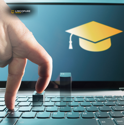 Ngón tay gõ trên bàn phím với biểu tượng mũ tốt nghiệp, minh họa cho kỳ thi và chứng chỉ CEFR trực tuyến tại LingoPure