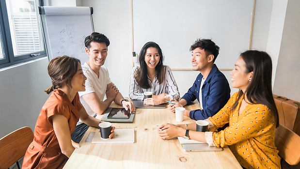 Học viên tham gia buổi học thử Tiếng Anh Thương Mại CEFR tại LingoPure cùng giáo viên bản ngữ.