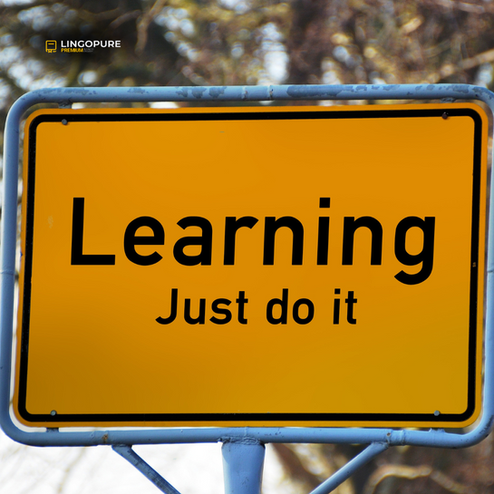 Biển báo màu vàng với dòng chữ Learning Just do it, khuyến khích học Tiếng Anh Thương Mại tại LingoPure cho cá nhân và doanh nghiệp Việt Nam