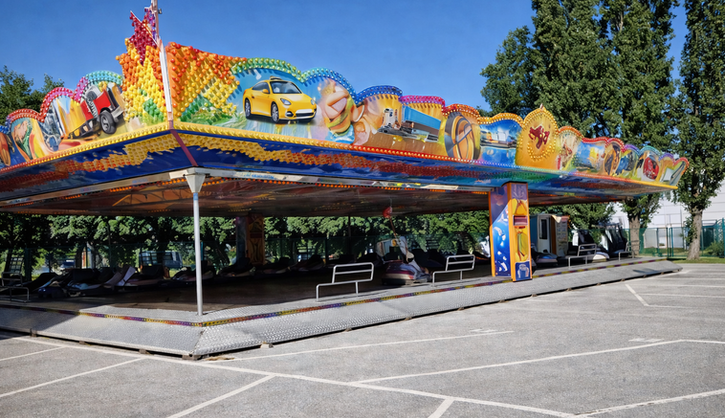 Überdachtes Autodrom. Fahrgeschäfte von Zeltverleih Winkler bei Veranstaltung in Niederösterreich.