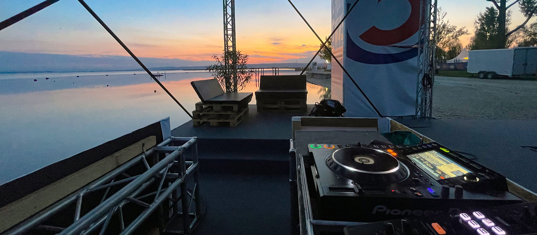 Audio-Setup mit Mischpult, Lautsprechern und Mikrofontechnik für Event-Beschallung für Indoor und Outdoor Events in Wien, Niderösterreich, Burgenland, Steiermark, Oberösterreich, Salzburg