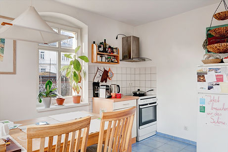 HDR Foto heller Küche mit Blick aus dem Fenster