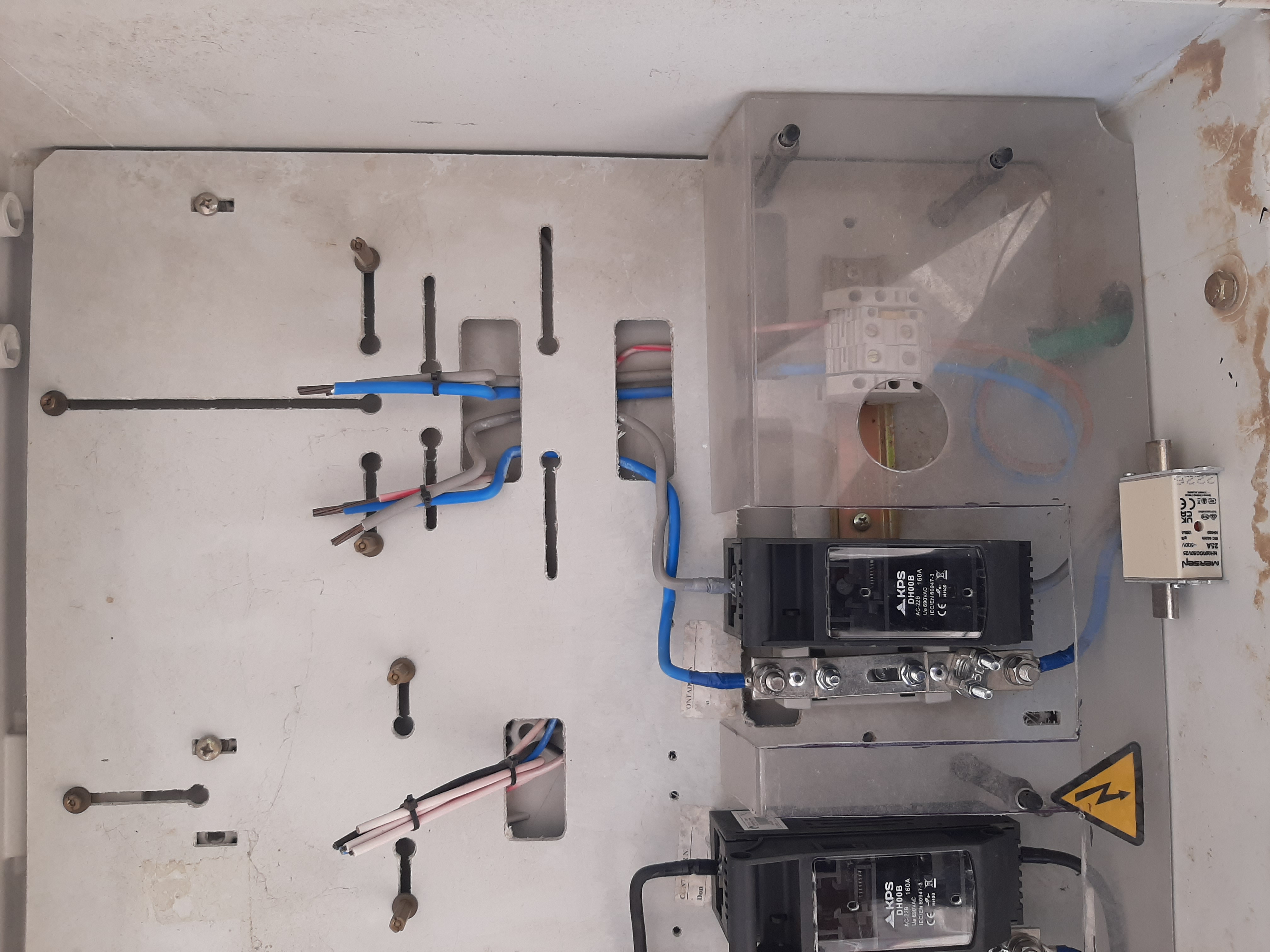 Detalle de las bases BUC nuevas instaladas en el armario de la luz de obra
