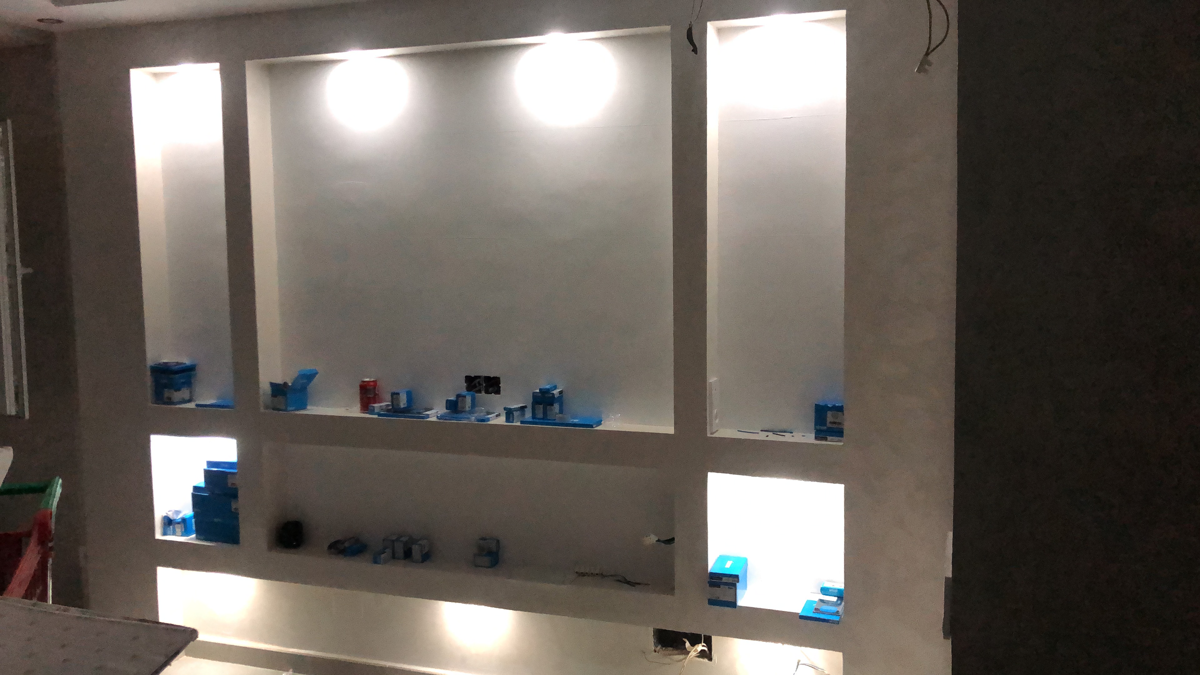 Iluminación integrada en una estantería durante un trabajo de instalación
