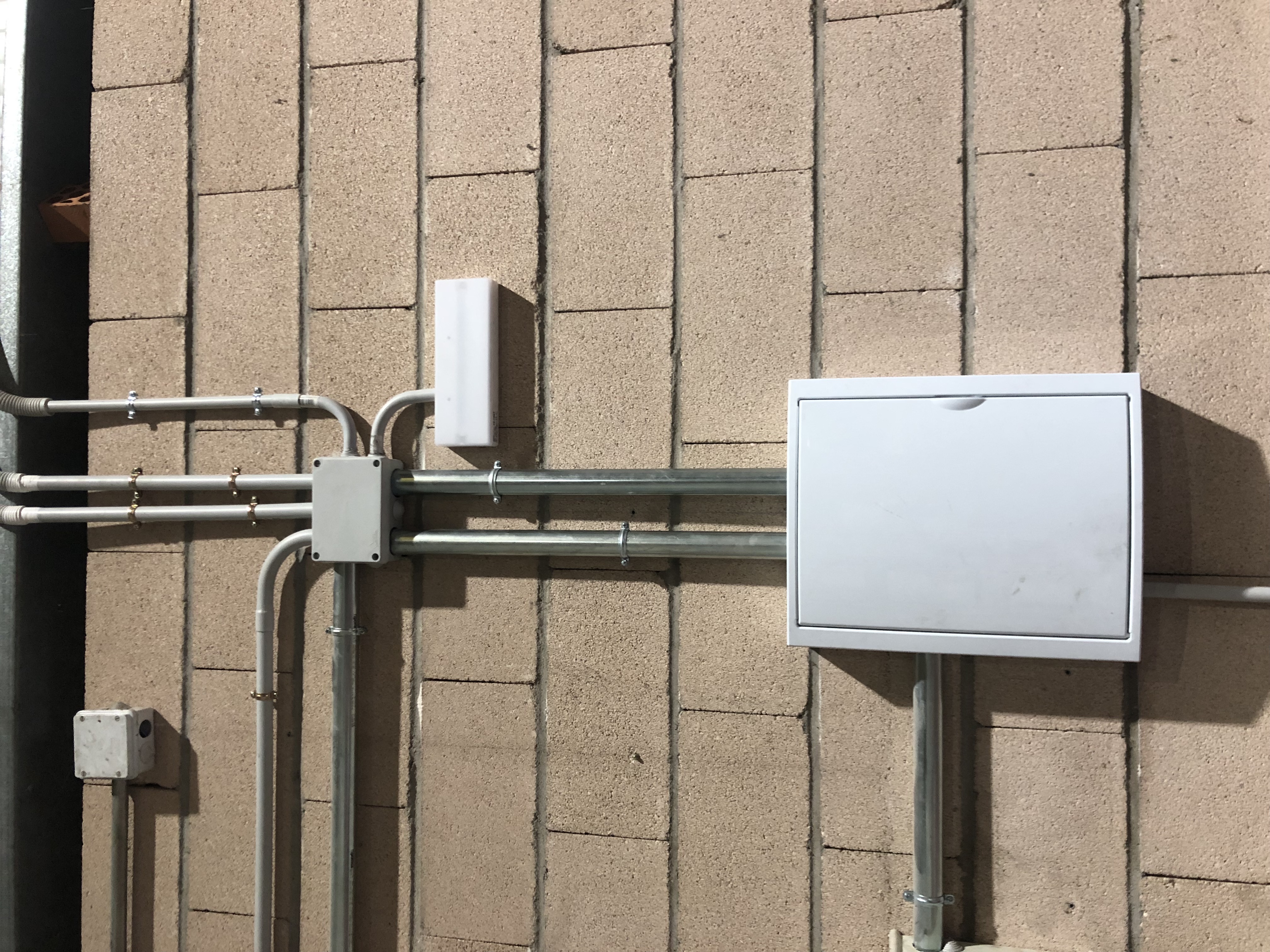 Distribución de líneas eléctricas mediante tubos de acero y cajas de derivación en una instalación industrial