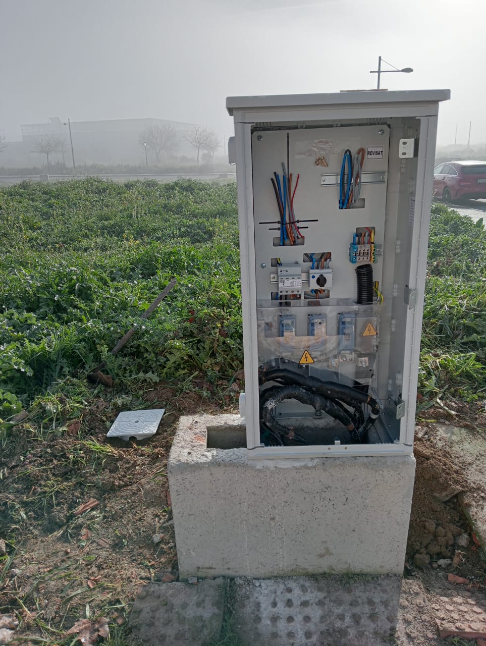 Caja de protección y medida instalada para el suministro eléctrico de una nueva parcela