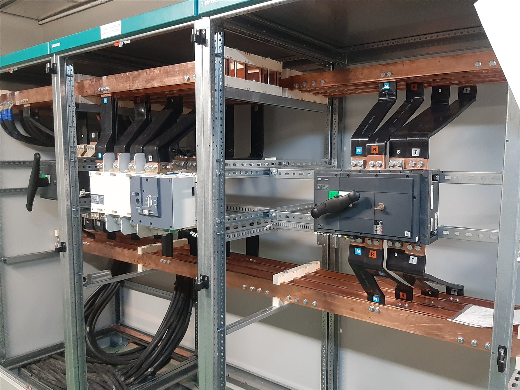 Detalle de embarrados de cobre y protecciones de un cuadro general industrial instalado por Luz y Chispas