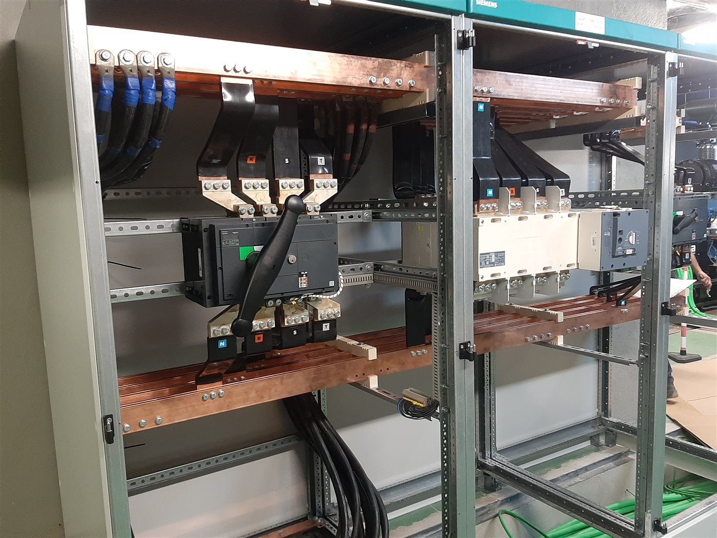 Detalle de las conexiones y embarrados de cobre de un cuadro industrial de Luz y Chispas