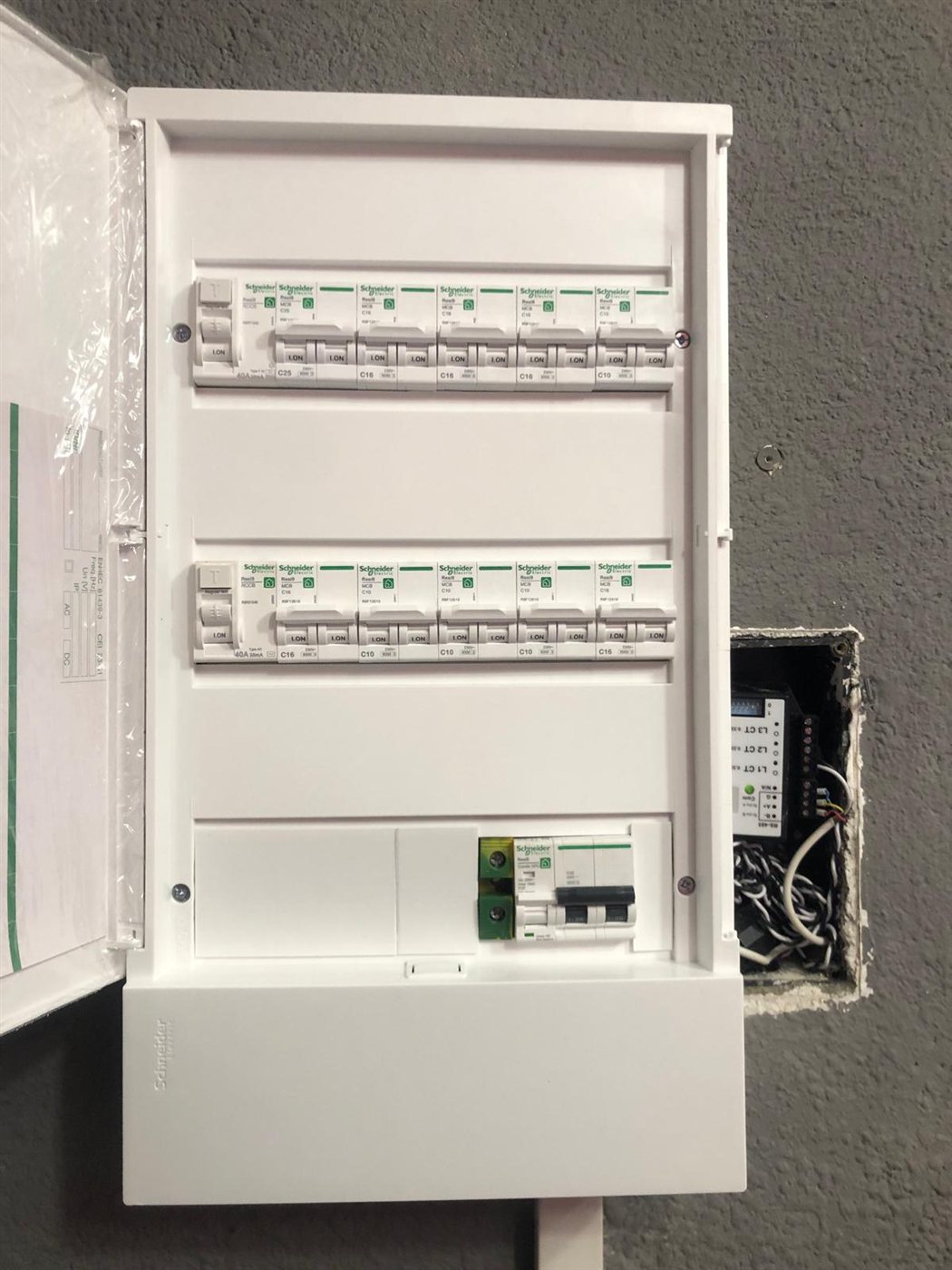 Cuadro eléctrico de vivienda instalado, con sus protecciones y tapa frontal colocadas