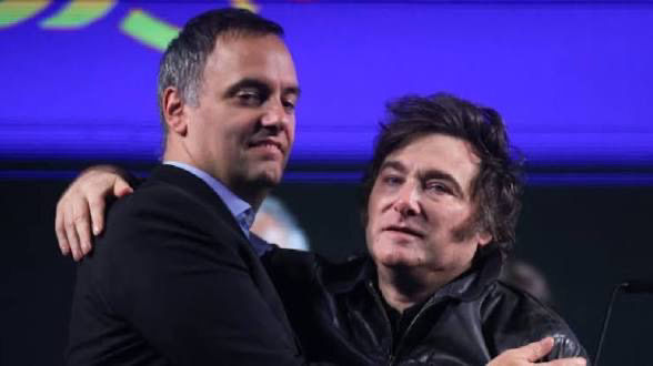 Milei respaldó a Adorni pero advirtió: “Si la Justicia lo encuentra culpable, lo eyecto de una patada”