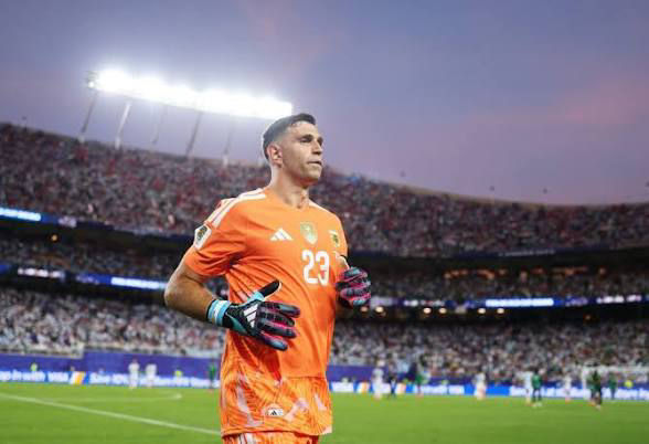 Dibu Martínez, a cinco arcos en cero de hacer historia en la Selección