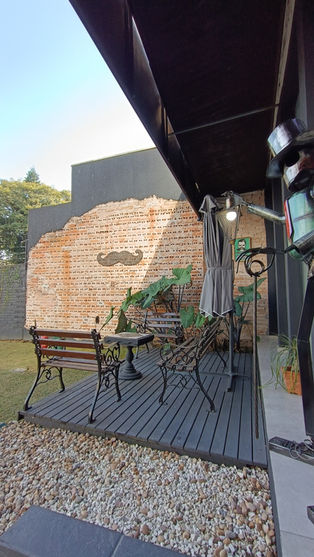 deck externo com cadeiras para relaxar